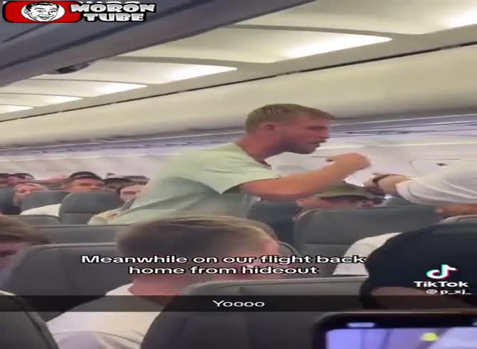 Video :A furious passenger attempting to unlock the plane doors in midair is stopped by the crowd